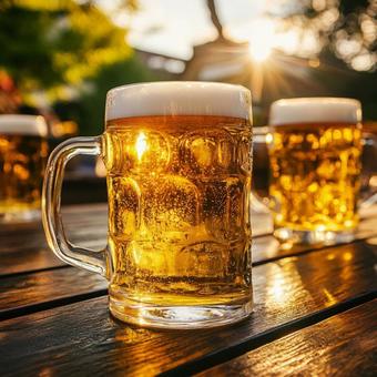 太陽の光に透ける黄金色のビール 太陽の光に透ける黄金色のビールの写真