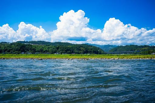 夏の青空と入道雲と大きな川 夏の青空と入道雲と大きな川 川,河川,河の写真素材