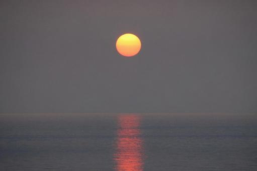 海に沈む太陽の写真