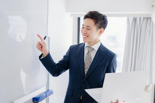 説明するビジネスマン 男性,スーツ,ビジネスマンの写真素材