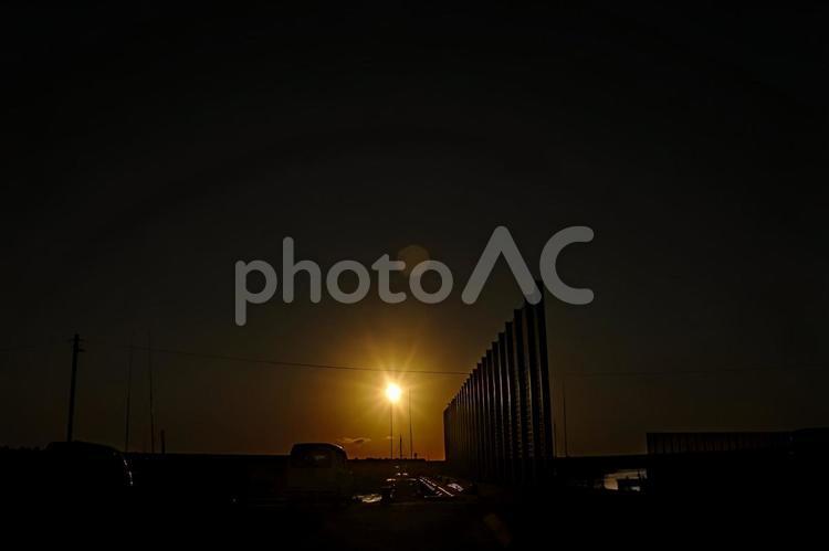 ＜素材＞夜明けの漁港と朝日と漁船の風景 風景,漁業,漁港の写真素材