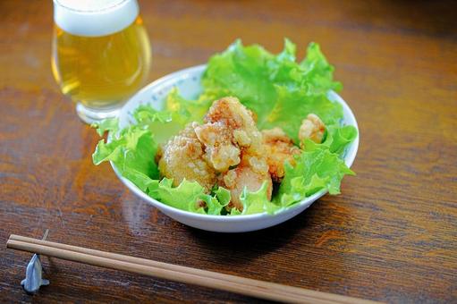 ビールと竜田揚げ ビールと竜田揚げの写真