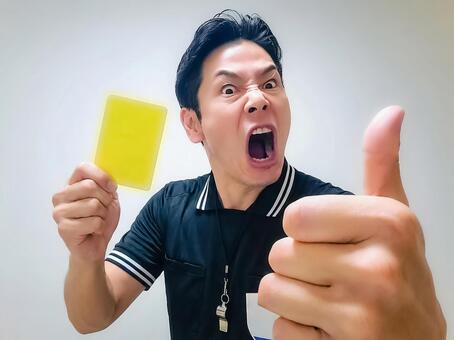 男性審判のイエローカード提示ポーズ 男性,審判,レフリーの写真素材