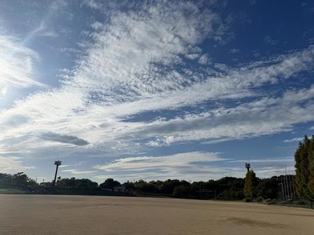 秋晴れの青空と広いグラウンドに流れる雲 秋晴れの青空と広いグラウンドに流れる雲の写真