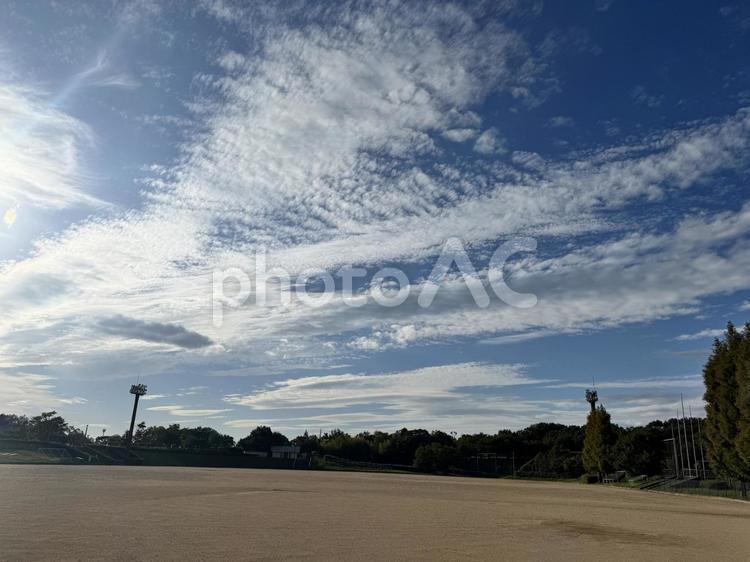 秋晴れの青空と広いグラウンドに流れる雲 秋晴れ,秋,青空の写真素材