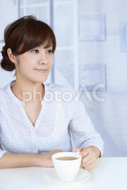 女性　くつろぐ　ポートレート 女性,主婦,健康の写真素材