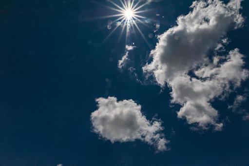 大空と太陽の写真