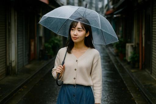雨の日路地裏を歩く女性 雨の日路地裏を歩く女性の写真