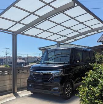 カーポート下の黒い軽自動車 カーポート下の黒い軽自動車 自宅,宅地,ヘッドライトの写真素材