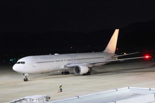 夜の長崎空港 夜の長崎空港 飛行機,航空機,旅客機の写真素材