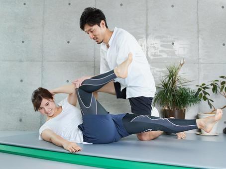 日本女性接受私人教練的腹肌訓練指導 日本女性接受私人教練的腹肌訓練指導