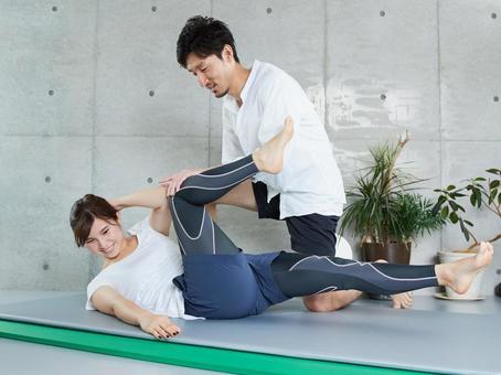 Japanese woman receiving abdominal muscle training guidance from a personal trainer, female, japanese, guide, JPG