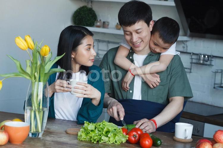料理するアジア人ファミリー4 アジア人,家族,お父さんの写真素材