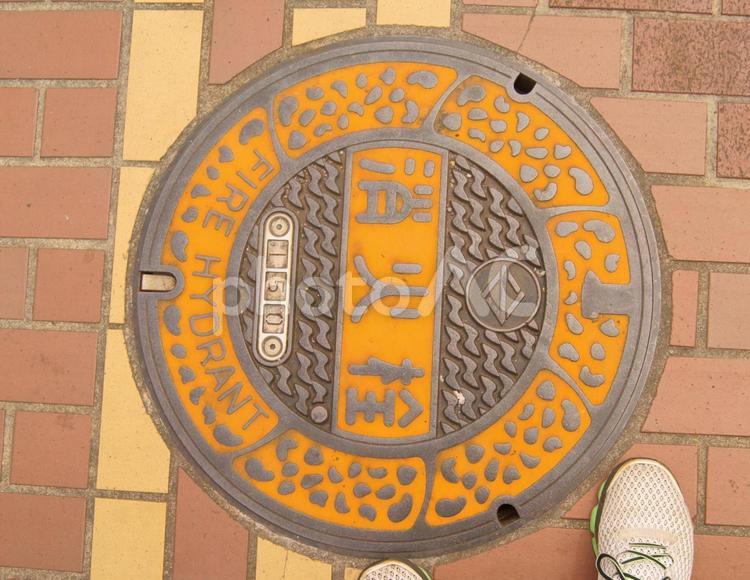 横浜市の消化詮用マンホール蓋 マンホールの蓋,マンホール,蓋の写真素材