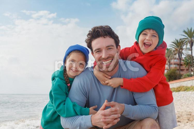 カメラ目線で笑う父子 親子,仲良し,寄り添うの写真素材