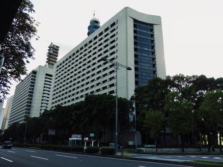 夕方の警視庁本部庁舎 夕方の警視庁本部庁舎の写真