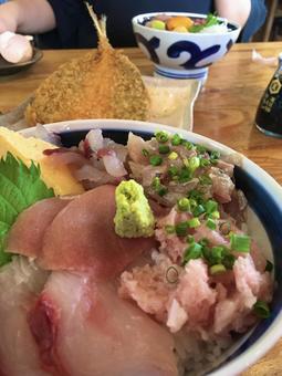 海鮮丼とアジフライ 海鮮丼とアジフライ 海鮮丼,アジフライ,魚介の写真素材