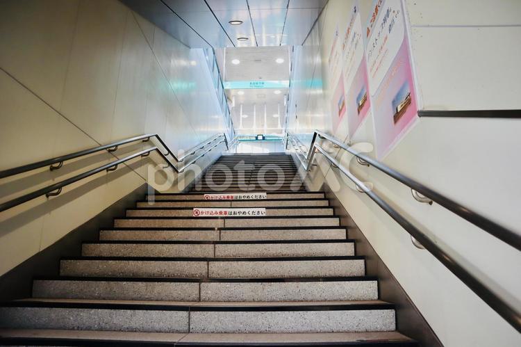 上り階段（あおなみ線　金城ふ頭駅） 上り階段,あおなみ線,金城ふ頭駅の写真素材
