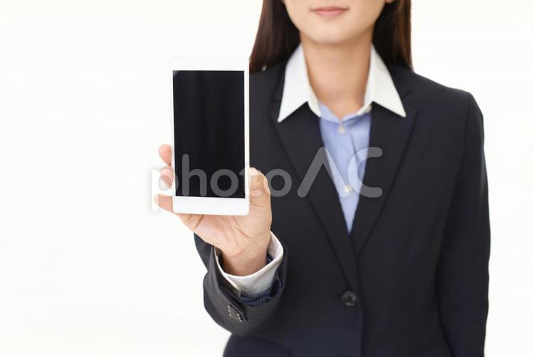 スマートフォンを持つ女性 女性,ビジネスウーマン,女の写真素材