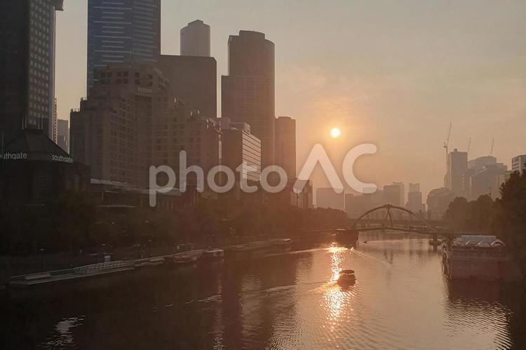 夕日に向かう船 風景,海外,景色の写真素材
