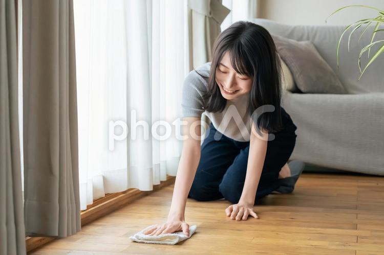 フローリングを雑巾掛けする女性 女性,掃除,家事の写真素材