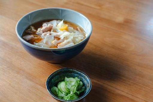 豚汁ときゅうりの朝食 豚汁ときゅうりの朝食の写真