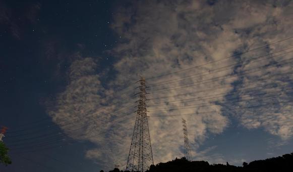 鉄塔に寄り添うカシオペアの夜空 鉄塔に寄り添うカシオペアの夜空の写真