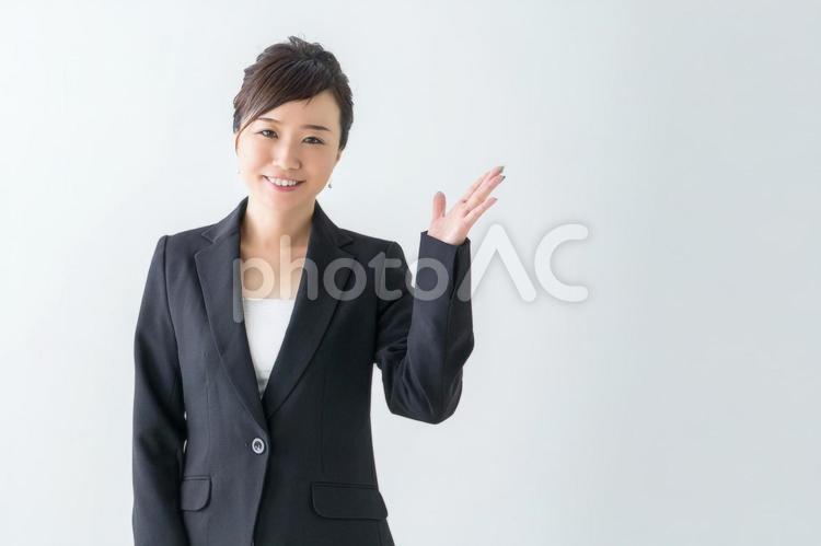 【切抜PSD】案内する女性 ビジネスウーマン,キャリアウーマン,ビジネスの写真素材