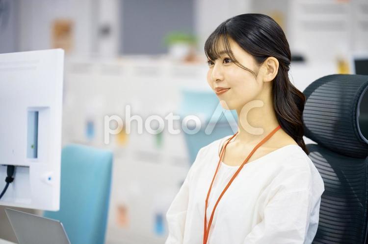 ビジネスウーマン　デスクワーク　若い女性 ビジネスウーマン,女性,笑顔の写真素材