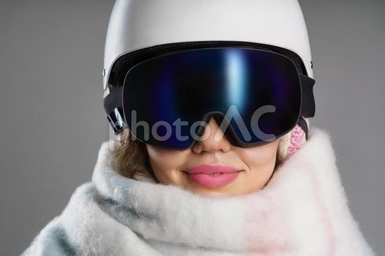 ヘルメットとゴーグルとマフラーをした女性 冬,スポーツ,ウィンタースポーツの写真素材