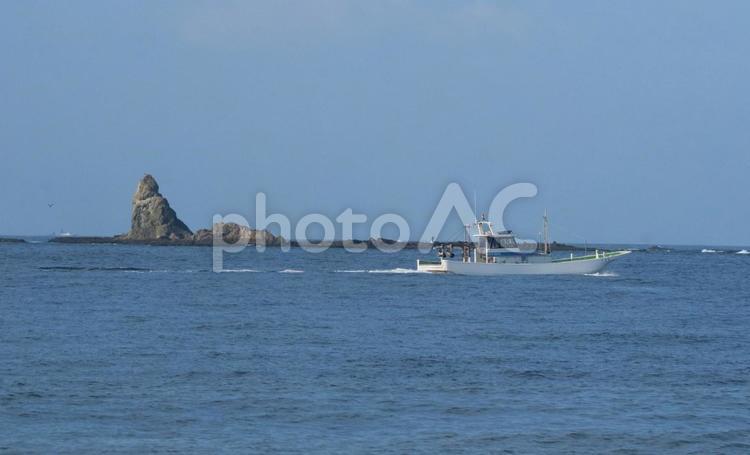 湘南海岸・烏帽子岩と漁船 烏帽子岩,湘南,茅ヶ崎の写真素材