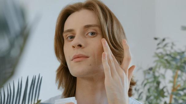 目の下に手をやるカメラ目線の男性 男性,外国人,欧米人の写真素材