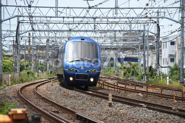 ロイヤルエクスプレス　鎌倉（電貨）踏切 ロイヤルエキスプレス,東海道線,伊豆急2100系の写真素材