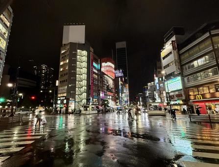 夜の池袋 ゲリラ豪雨に遭遇 夜の池袋 ゲリラ豪雨に遭遇 雨,ゲリラ豪雨,キラキラの写真素材