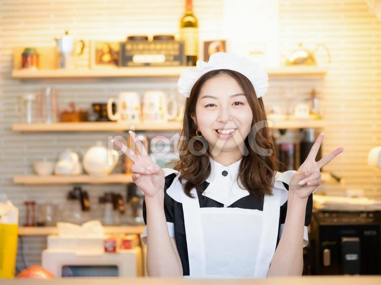 21：笑顔のメイドさん メイド,メイド服,ピースの写真素材
