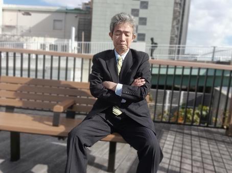 悩むシニア男性サラリーマン シニア,中年サラリーマン,中高年サラリーマンの写真素材