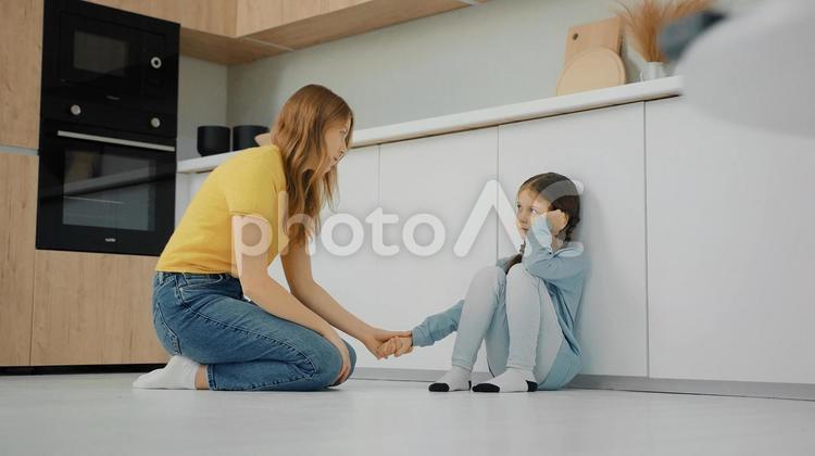 手を握って正座して説教する母親 女の子,女性,母親の写真素材