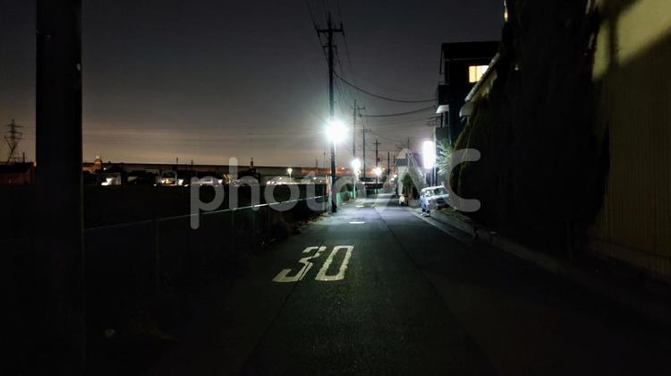 夜の住宅街 夜,住宅街,道路の写真素材