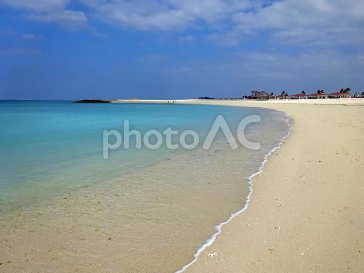 沖縄のビーチ　青く透き通った海と白い砂浜 海,沖縄,エメラルドグリーンの写真素材