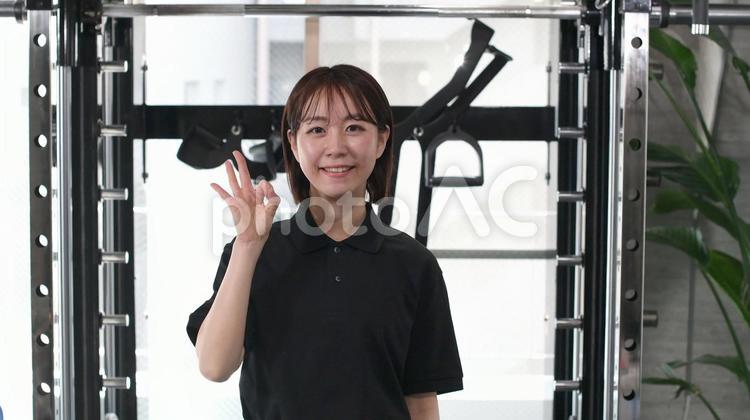 ジムにいる笑顔でOKサインの女性スタッフ ジム,フィットネス,スポーツジムの写真素材