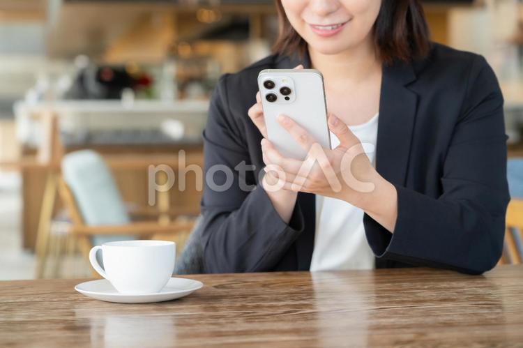 カフェでくつろぐビジネスウーマン カフェ,ビジネスウーマン,女性の写真素材