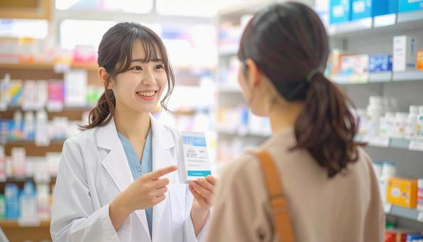 笑顔で働く薬剤師 笑顔で働く薬剤師の写真