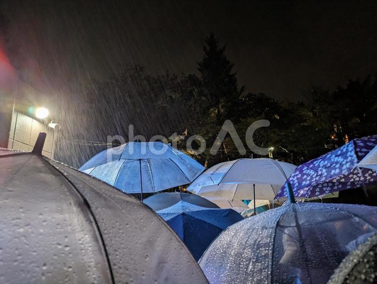 祭りの夜の雨 祭りの夜,雨,夜の写真素材