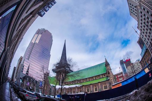 モントリオールの教会と高層ビル 教会,高層ビル,歴史的建築の写真素材