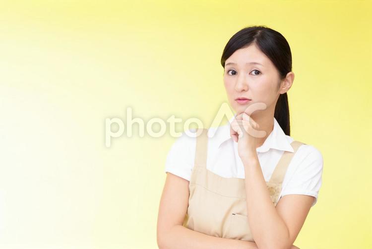 不安そうな表情の女性 女性,主婦,母親の写真素材