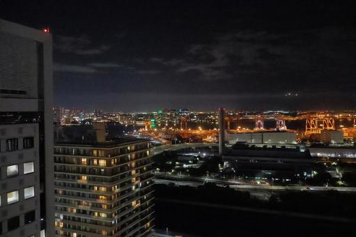 港湾と高層ビルの都会の街並みの夜景 港湾と高層ビルの都会の街並みの夜景の写真