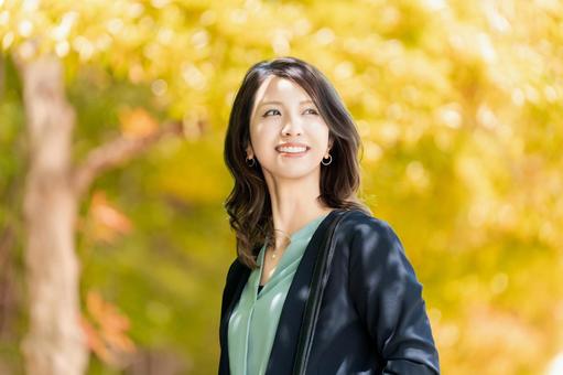 紅葉の街路樹と女性・ビジネスウーマン 紅葉の街路樹と女性・ビジネスウーマン 女性,秋,紅葉の写真素材