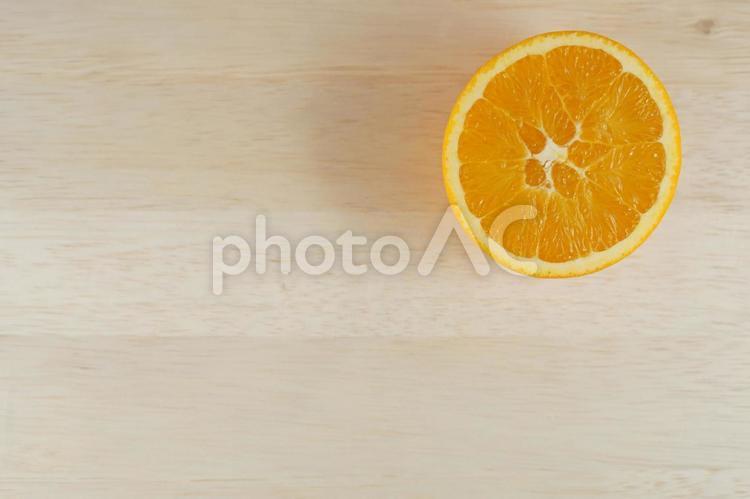 テーブルに置かれたオレンジのイメージ オレンジ,みかん,フルーツの写真素材