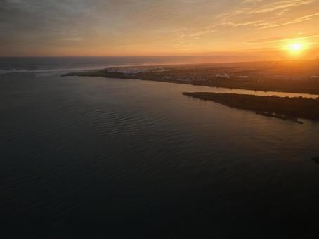 夕焼け空と海岸線 夕焼け空と海岸線の写真