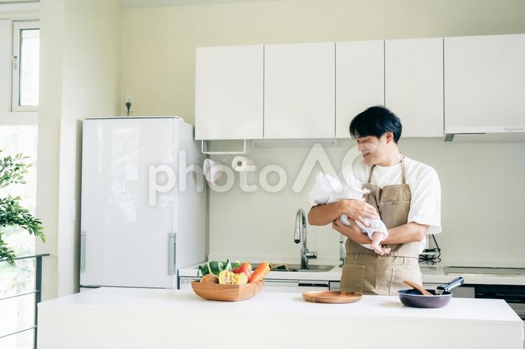 子育てと家事を手伝う男性（笑顔） 育児,イクメン,家事の写真素材